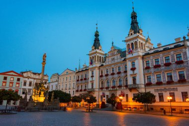 Çek Cumhuriyeti, Pardubice 'deki Pernstynske namesti' deki tarihi belediye binasının gündoğumu manzarası.