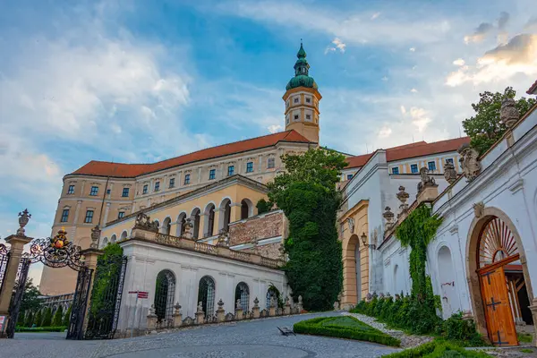 Çek Cumhuriyeti 'nin Mikulov kalesinin günbatımı görüntüsü.