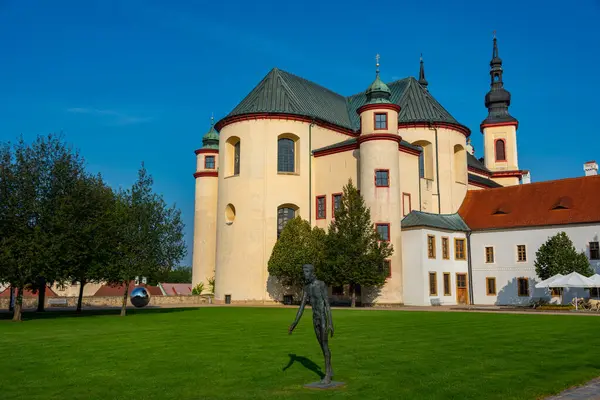 Litomysl, Çek Cumhuriyeti 'ndeki Piarist Kutsal Haç Keşfi Kilisesi.