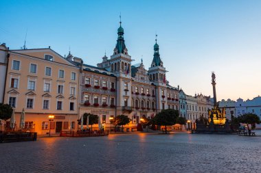 Çek Cumhuriyeti, Pardubice 'deki Pernstynske namesti' deki tarihi belediye binasının gündoğumu manzarası.