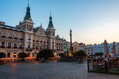 Çek Cumhuriyeti, Pardubice 'deki Pernstynske namesti' deki tarihi belediye binasının gündoğumu manzarası.
