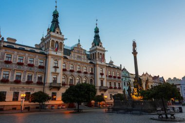 Çek Cumhuriyeti, Pardubice 'deki Pernstynske namesti' deki tarihi belediye binasının gündoğumu manzarası.