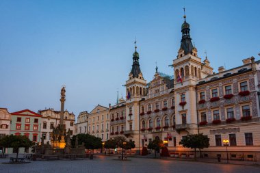 Çek Cumhuriyeti, Pardubice 'deki Pernstynske namesti' deki tarihi belediye binasının gündoğumu manzarası.