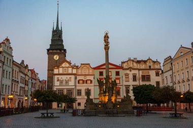 Çek Cumhuriyeti, Pardubice 'deki Pernstynske namesti' deki Veba Gazetesi 'nin gündoğumu görünümü.