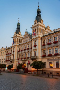 Çek Cumhuriyeti, Pardubice 'deki Pernstynske namesti' deki tarihi belediye binasının gündoğumu manzarası.