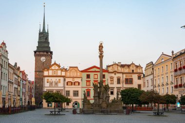 Çek Cumhuriyeti, Pardubice 'deki Pernstynske namesti' deki Veba Gazetesi 'nin gündoğumu görünümü.