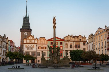 Çek Cumhuriyeti, Pardubice 'deki Pernstynske namesti' deki Veba Gazetesi 'nin gündoğumu görünümü.