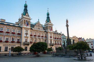 Çek Cumhuriyeti, Pardubice 'deki Pernstynske namesti' deki tarihi belediye binasının gündoğumu manzarası.