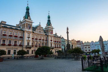 Çek Cumhuriyeti, Pardubice 'deki Pernstynske namesti' deki tarihi belediye binasının gündoğumu manzarası.