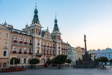 Çek Cumhuriyeti, Pardubice 'deki Pernstynske namesti' deki tarihi belediye binasının gündoğumu manzarası.