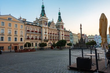 Çek Cumhuriyeti, Pardubice 'deki Pernstynske namesti' deki tarihi belediye binasının gündoğumu manzarası.