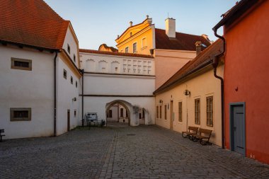 Gün doğumunda Pardubice 'nin merkezinde renkli evler, Çek Cumhuriyeti. IMAGE