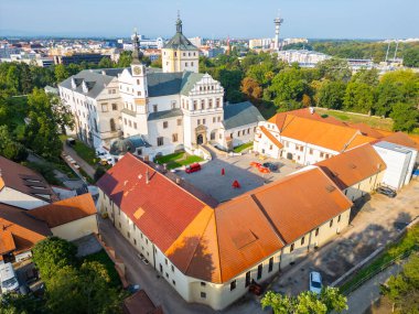 Pardubice Kalesi 'nin Gündoğumu - Çek Cumhuriyeti' nin Pardubice bölgesindeki Doğu Bohemya Müzesi.