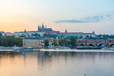 Prag Şatosu 'nun hakim olduğu günbatımı manzarası, Çek Cumhuriyeti. IMAGE