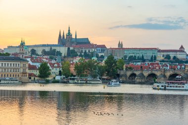 Prag Şatosu 'nun hakim olduğu günbatımı manzarası, Çek Cumhuriyeti. IMAGE