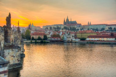Prag Şatosu 'nun hakim olduğu günbatımı manzarası, Çek Cumhuriyeti. IMAGE