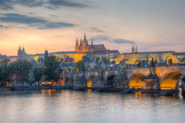 Prag Şatosu 'nun hakim olduğu günbatımı manzarası, Çek Cumhuriyeti. IMAGE