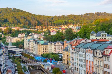 Çek Cumhuriyeti 'nde Karlovy Vary' nin günbatımı manzarası.
