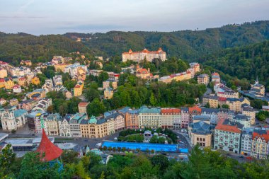 Çek Cumhuriyeti 'nde Karlovy Vary' nin günbatımı manzarası.