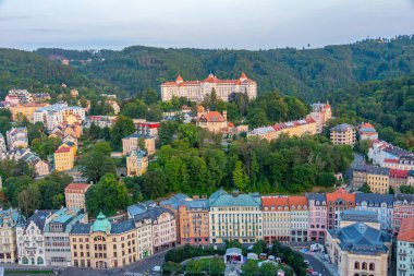 Çek Cumhuriyeti 'nde Karlovy Vary' nin günbatımı manzarası.