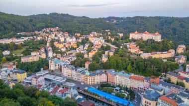 Çek Cumhuriyeti 'nde Karlovy Vary' nin günbatımı manzarası.