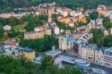 Çek Cumhuriyeti 'nde Karlovy Vary' nin günbatımı manzarası.