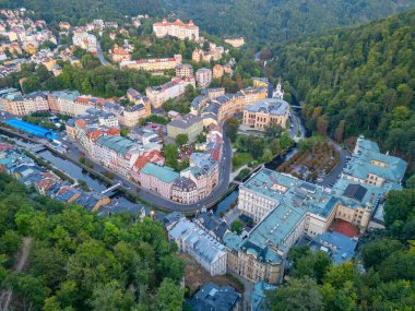 Çek Cumhuriyeti 'ndeki Karlovy Vary ve otellerinin günbatımı manzarası.