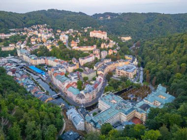 Çek Cumhuriyeti 'ndeki Karlovy Vary ve otellerinin günbatımı manzarası.