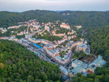 Çek Cumhuriyeti 'ndeki Karlovy Vary ve otellerinin günbatımı manzarası.