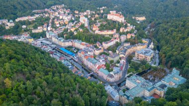 Çek Cumhuriyeti 'ndeki Karlovy Vary ve otellerinin günbatımı manzarası.
