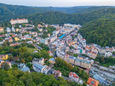 Çek Cumhuriyeti 'ndeki Karlovy Vary ve otellerinin günbatımı manzarası.