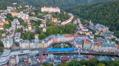Çek Cumhuriyeti 'nde Karlovy Vary' nin günbatımı manzarası.