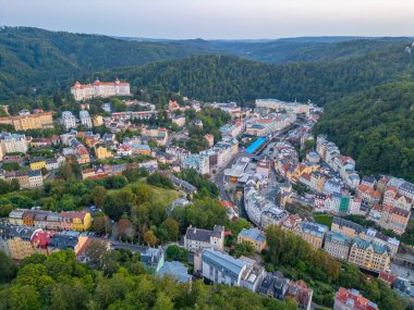Çek Cumhuriyeti 'ndeki Karlovy Vary ve otellerinin günbatımı manzarası.