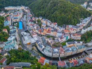 Çek Cumhuriyeti 'ndeki Karlovy Vary ve otellerinin günbatımı manzarası.
