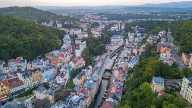 Çek Cumhuriyeti 'nin Karlovy Vary kentindeki Tepla Nehri ve Termal Otel' in günbatımı manzarası.