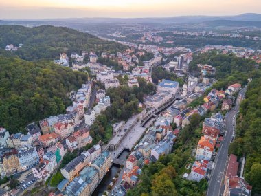 Çek Cumhuriyeti 'nin Karlovy Vary kentindeki Tepla Nehri ve Termal Otel' in günbatımı manzarası.