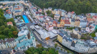 Çek Cumhuriyeti 'ndeki Karlovy Vary ve otellerinin günbatımı manzarası.