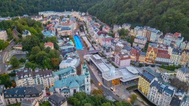 Çek Cumhuriyeti 'ndeki Karlovy Vary ve otellerinin günbatımı manzarası.