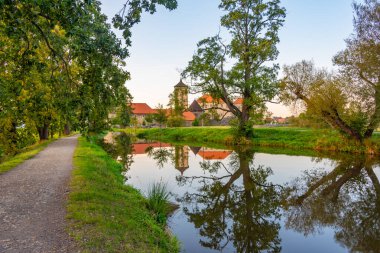 Çek Cumhuriyeti 'nde su kalesi Svihov' un günbatımı manzarası.