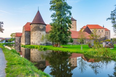 Çek Cumhuriyeti 'nde su kalesi Svihov' un günbatımı manzarası.