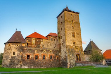 Çek Cumhuriyeti 'nde su kalesi Svihov' un günbatımı manzarası.