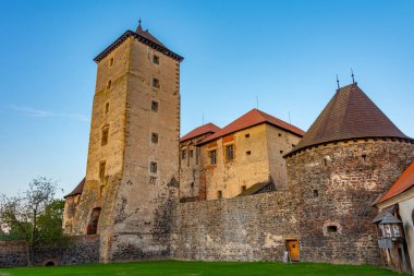 Çek Cumhuriyeti 'nde su kalesi Svihov' un günbatımı manzarası.