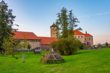 Çek Cumhuriyeti 'nde su kalesi Svihov' un günbatımı manzarası.