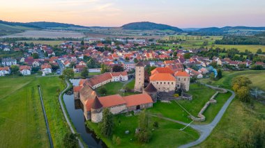 Çek Cumhuriyeti 'nde su kalesi Svihov' un günbatımı manzarası.