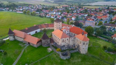 Çek Cumhuriyeti 'nde su kalesi Svihov' un günbatımı manzarası.