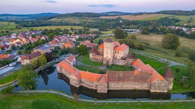 Çek Cumhuriyeti 'nde su kalesi Svihov' un günbatımı manzarası.