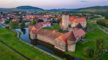 Çek Cumhuriyeti 'nde su kalesi Svihov' un günbatımı manzarası.