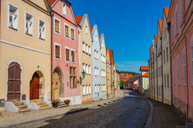 Çek Cumhuriyeti 'nde Horsovsky Tyn' in merkezinde renkli evler.