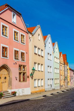 Çek Cumhuriyeti 'nde Horsovsky Tyn' in merkezinde renkli evler.
