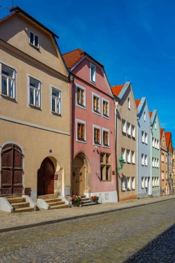 Çek Cumhuriyeti 'nde Horsovsky Tyn' in merkezinde renkli evler.